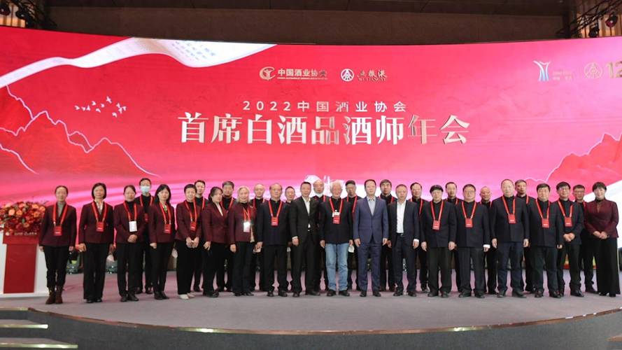 不同价位段的产品在周期中的表现差异显著.